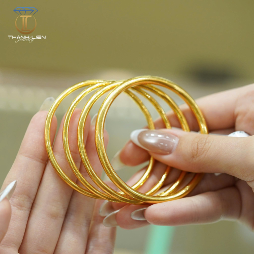 Lắc Tay Trơn Vàng 999 Nét Tinh Giản Dịu Dàng Trên Cổ Tay